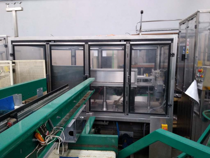 Zdjęcie przedmiotu: A line for the production of juices consisting of three units: sorting, grinding and squeezing juice as well as juice packaging and packing.