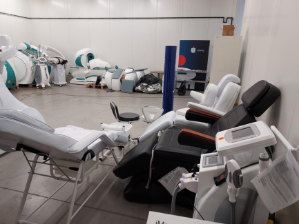 Zdjęcie przedmiotu: Bio Profit cosmetic device set (Golden Wave, Beltino, Delite Laserotherap, 2x beauty chair, 2x beauty stool, pedicure chair)