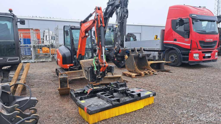 Zdjęcie przedmiotu: KUBOTA KX030-4 crawler mini excavator with attachments