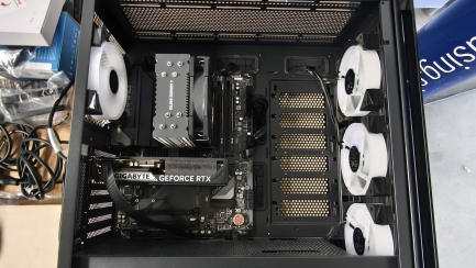 Zdjęcie przedmiotu: Zestaw komputerowy: Komputer stacjonarny Intel Core i5-12400F, RTX 5060, 32GB, 2TB M2, WIN 11 Pro + Monitor LED 27" AOC 27G4X + Słuchawki + Klawiatura  + Myszka 