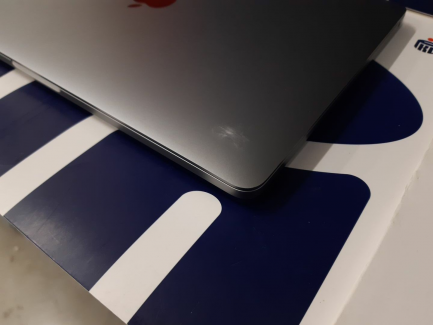 Zdjęcie przedmiotu: Laptop / Notebook Apple MacBook Pro 13" z Touch Bar, 4-rdzeinowy Intel Core i5 1.4 GHz , 8 gen, RAM 8 GB, dysk 512GB SSD kod producenta: MXK52ZE/A z akcesoriami
