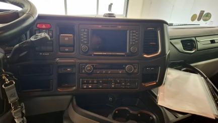 Zdjęcie przedmiotu: SCANIA R460 Super E6 18.0t 4x2 NA Highline