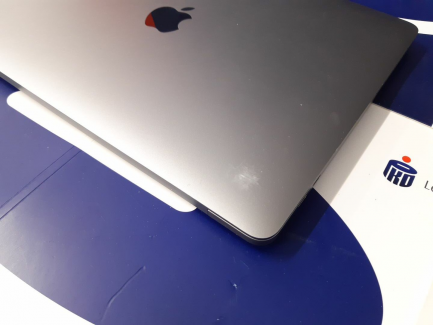 Zdjęcie przedmiotu: Laptop / Notebook Apple MacBook Pro 13" z Touch Bar, 4-rdzeinowy Intel Core i5 1.4 GHz , 8 gen, RAM 8 GB, dysk 512GB SSD kod producenta: MXK52ZE/A z akcesoriami