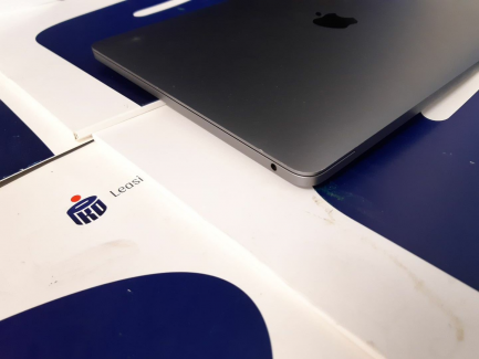 Zdjęcie przedmiotu: Laptop / Notebook Apple MacBook Pro 13" z Touch Bar, 4-rdzeinowy Intel Core i5 1.4 GHz , 8 gen, RAM 8 GB, dysk 512GB SSD kod producenta: MXK52ZE/A z akcesoriami