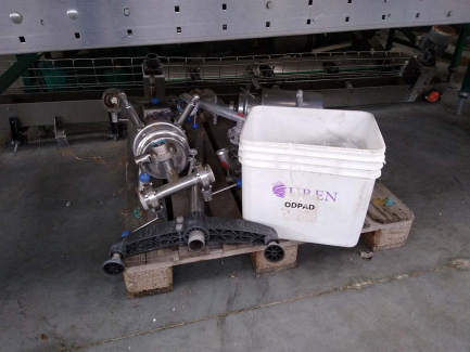 Zdjęcie przedmiotu: A line for the production of juices consisting of three units: sorting, grinding and squeezing juice as well as juice packaging and packing.