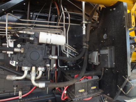 Zdjęcie przedmiotu: Kombajn zbożowy NEW HOLLAND TC 5.80 479 + header NEW HOLLAND 17 + w&oacute;zek