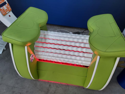 Zdjęcie przedmiotu: A cosmetic device used for massage with rotating roller equipped with an IR lamp supporting the effects of the STUDIO FIGURA Roll Shaper treatment