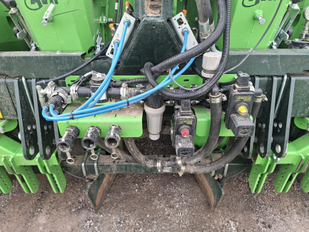 Zdjęcie przedmiotu: Czterorzędowa sadzarka do ziemniak&oacute;w z napędem hydraulicznym AVR CERES 440