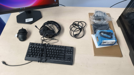 Zdjęcie przedmiotu: Zestaw komputerowy: Komputer stacjonarny Intel Core i5-12400F, RTX 5060, 32GB, 2TB M2, WIN 11 Pro + Monitor LED 27" AOC 27G4X + Słuchawki + Klawiatura  + Myszka 