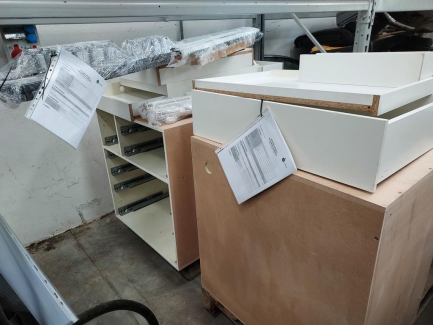 Zdjęcie przedmiotu: Обладнання магазину - меблі (каса, шафа для книг, кубики з висувними ящиками, фронтальні меблі)