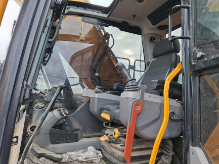 Zdjęcie przedmiotu: Гусеничний екскаватор JCB 220X + валкова головка GREENTEC UFKES FC 370 для обрізки дерев та кущів