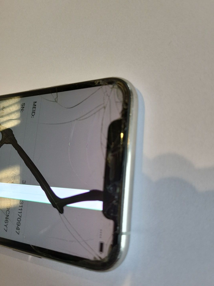 Zdjęcie przedmiotu: Telefon / Smartfon Apple iPhone 11 Pro 256 GB &ndash; srebrny kod prod. MWC82PM/A