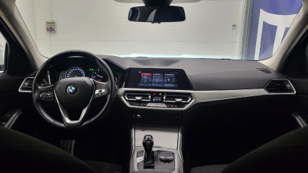 Zdjęcie przedmiotu: BMW 320i Advantage aut