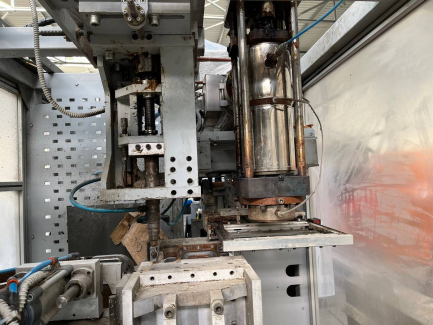 Zdjęcie przedmiotu: The ERA-TECH BMU 2 extruder and bottler is used in the plastics industry for the automatic production of thermoplastic containers by extrusion blow molding.