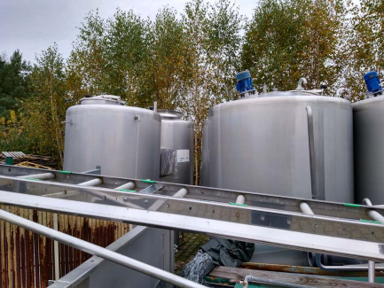 Zdjęcie przedmiotu: A line for the production of juices consisting of three units: sorting, grinding and squeezing juice as well as juice packaging and packing.