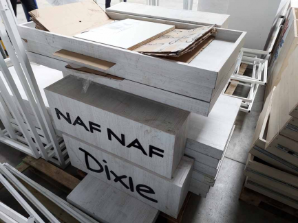 Zdjęcie przedmiotu: Wyposażenie meblowe do sklepu 