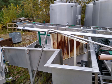 Zdjęcie przedmiotu: A line for the production of juices consisting of three units: sorting, grinding and squeezing juice as well as juice packaging and packing.