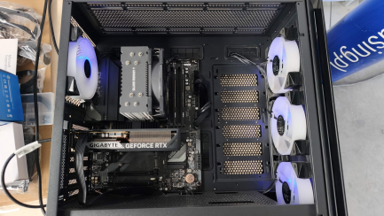 Zdjęcie przedmiotu: Zestaw komputerowy: Komputer stacjonarny Intel Core i5-12400F, RTX 5060, 32GB, 2TB M2, WIN 11 Pro + Monitor LED 27" AOC 27G4X + Słuchawki + Klawiatura  + Myszka 