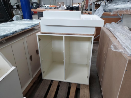 Zdjęcie przedmiotu: Обладнання магазину - меблі (каса, шафа для книг, кубики з висувними ящиками, фронтальні меблі)