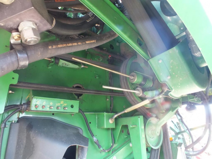 Zdjęcie przedmiotu: JOHN DEERE S690 S600 harvester + header JOHN DEERE model 635R with a header carriage