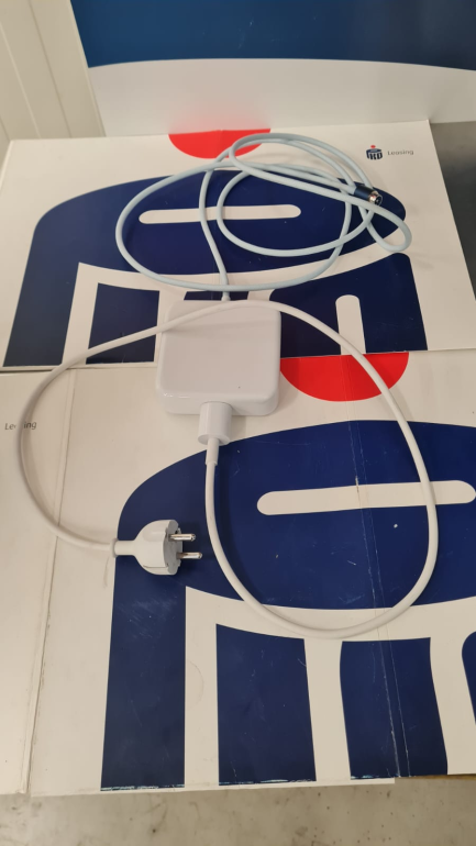 Zdjęcie przedmiotu: Apple iMac 24 "desktop computer with Retina 4.5K screen, 8-core Apple M1 processor with 7-core graphics, 256 GB disk, Magic Trackpad - blue manufacturer code MJV93ZE / A / MT