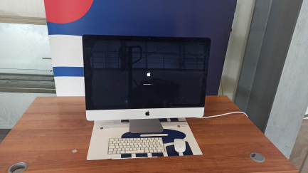 Zdjęcie przedmiotu: Apple iMac 27 "computer with Retina 5K, 3.0GHz 6-core 8th-gen. Intel Core i5, 8GB, 1TB FD, Radeon Pro 570 MRQY2ZE / A