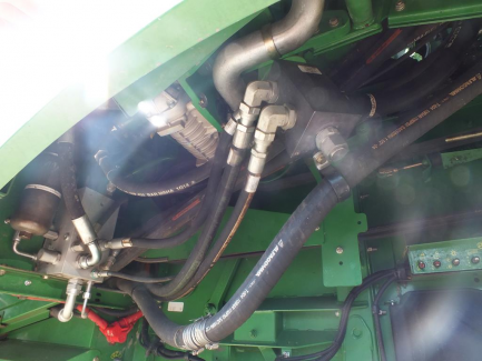 Zdjęcie przedmiotu: JOHN DEERE S690 S600 harvester + header JOHN DEERE model 635R with a header carriage