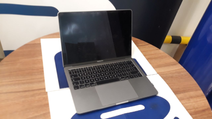 Zdjęcie przedmiotu: Ноутбук Apple MacBook Pro 13-дюймовий 2,3 ГГц двоядерний i5, RAM 8 ГБ, 256 ГБ Intel Iris Plus Graphics 640 Space Grey