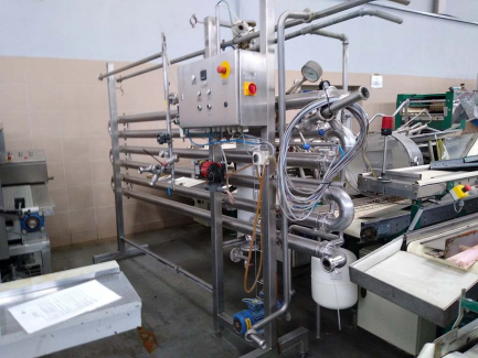 Zdjęcie przedmiotu: A line for the production of juices consisting of three units: sorting, grinding and squeezing juice as well as juice packaging and packing.