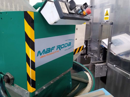 Zdjęcie przedmiotu: A line for the production of juices consisting of three units: sorting, grinding and squeezing juice as well as juice packaging and packing.