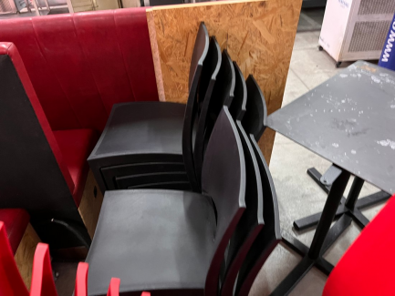 Zdjęcie przedmiotu: A set of restaurant furniture