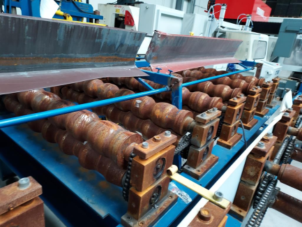 Zdjęcie przedmiotu: A line for the production of BUD-MASZ D-23F metal roof tiles