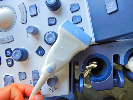 Zdjęcie przedmiotu: GE Ultrasound Korea ultrasound machine. Ltd. LOGIQ S8 R1 is R2 UPG