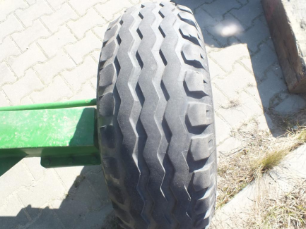 Zdjęcie przedmiotu: JOHN DEERE S690 S600 harvester + header JOHN DEERE model 635R with a header carriage