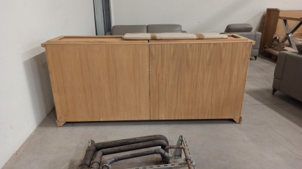 Zdjęcie przedmiotu: Zestaw mebli (WITRYNA KAS 2303 M CHROM, KOMODA 4D WITRYNOWA KAS 2306 WM CHROM, ST&Oacute;Ł Z METALOWYMI NOGAMI (200+2x50) TI 2350 M CHROM)