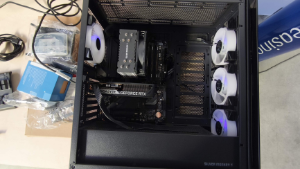 Zdjęcie przedmiotu: Zestaw komputerowy: Komputer stacjonarny Intel Core i5-12400F, RTX 5060, 32GB, 2TB M2, WIN 11 Pro + Monitor LED 27" AOC 27G4X + Słuchawki + Klawiatura  + Myszka 