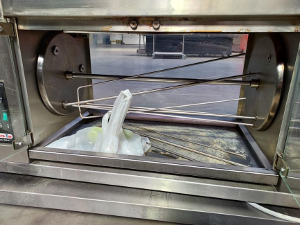 Zdjęcie przedmiotu: Zestaw sprzętu gastronomicznego (krajalnica, opiekacz, 2x st&oacute;ł z p&oacute;łką)