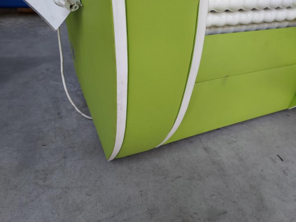 Zdjęcie przedmiotu: A cosmetic device used for massage with rotating roller equipped with an IR lamp supporting the effects of the STUDIO FIGURA Roll Shaper treatment