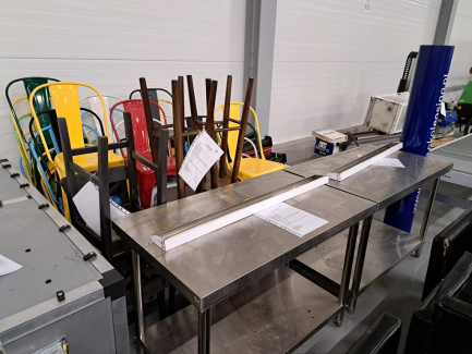 Zdjęcie przedmiotu: Zestaw krzeseł oraz stoł&oacute;w