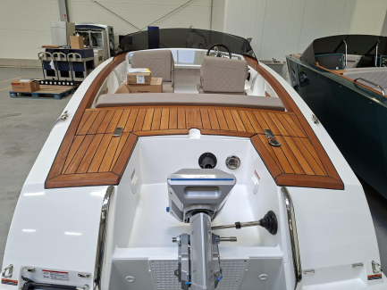 Zdjęcie przedmiotu: VTS FLYING SHARK CLASSIC 5.7 electric motor boat