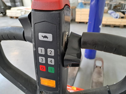 Zdjęcie przedmiotu: Wózek paletowy elektryczny BT Tyro LHE130