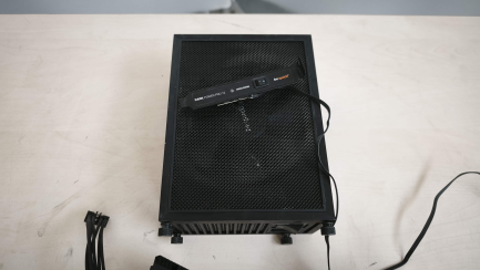 Zdjęcie przedmiotu: A set of computer components