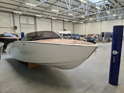 Zdjęcie przedmiotu: VTS FLYING SHARK CLASSIC 5.7 electric motor boat