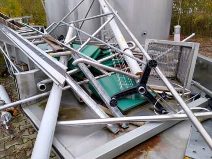 Zdjęcie przedmiotu: A line for the production of juices consisting of three units: sorting, grinding and squeezing juice as well as juice packaging and packing.