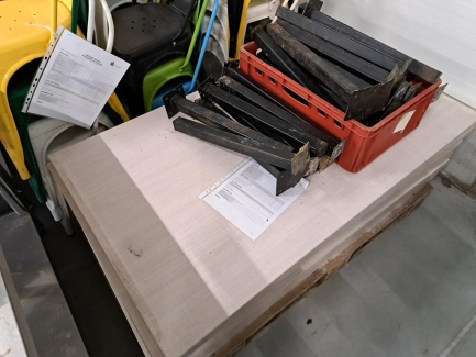 Zdjęcie przedmiotu: Zestaw krzeseł oraz stoł&oacute;w