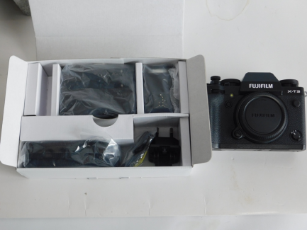 Zdjęcie przedmiotu: Camera with Fuji Film Corporation lens: body - XT3 / lens - XF35mmF2 R WR