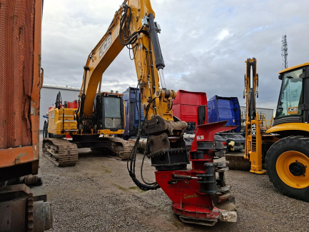 Zdjęcie przedmiotu: Гусеничний екскаватор JCB 220X + валкова головка GREENTEC UFKES FC 370 для обрізки дерев та кущів