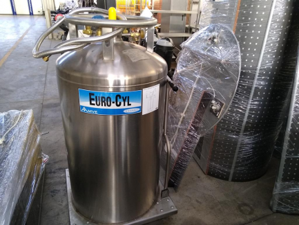 Zdjęcie przedmiotu: Cryogenic chamber P.P.H JUKA KRIOSAUNA 0104-1 + Tank for liquid nitrogen