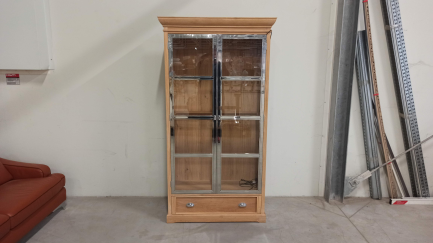 Zdjęcie przedmiotu: Zestaw mebli (WITRYNA KAS 2303 M CHROM, KOMODA 4D WITRYNOWA KAS 2306 WM CHROM, ST&Oacute;Ł Z METALOWYMI NOGAMI (200+2x50) TI 2350 M CHROM)