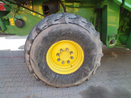 Zdjęcie przedmiotu: JOHN DEERE S690 S600 harvester + header JOHN DEERE model 635R with a header carriage